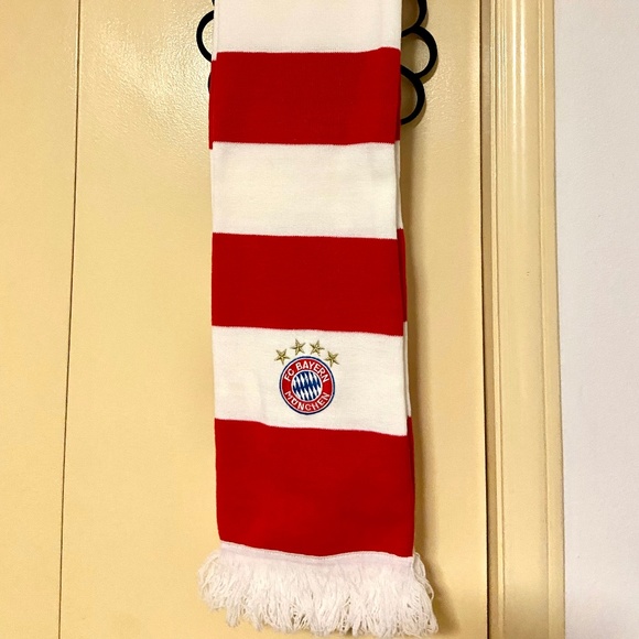 FC Bayern Munchen football scarf - Picture 1 of 4
